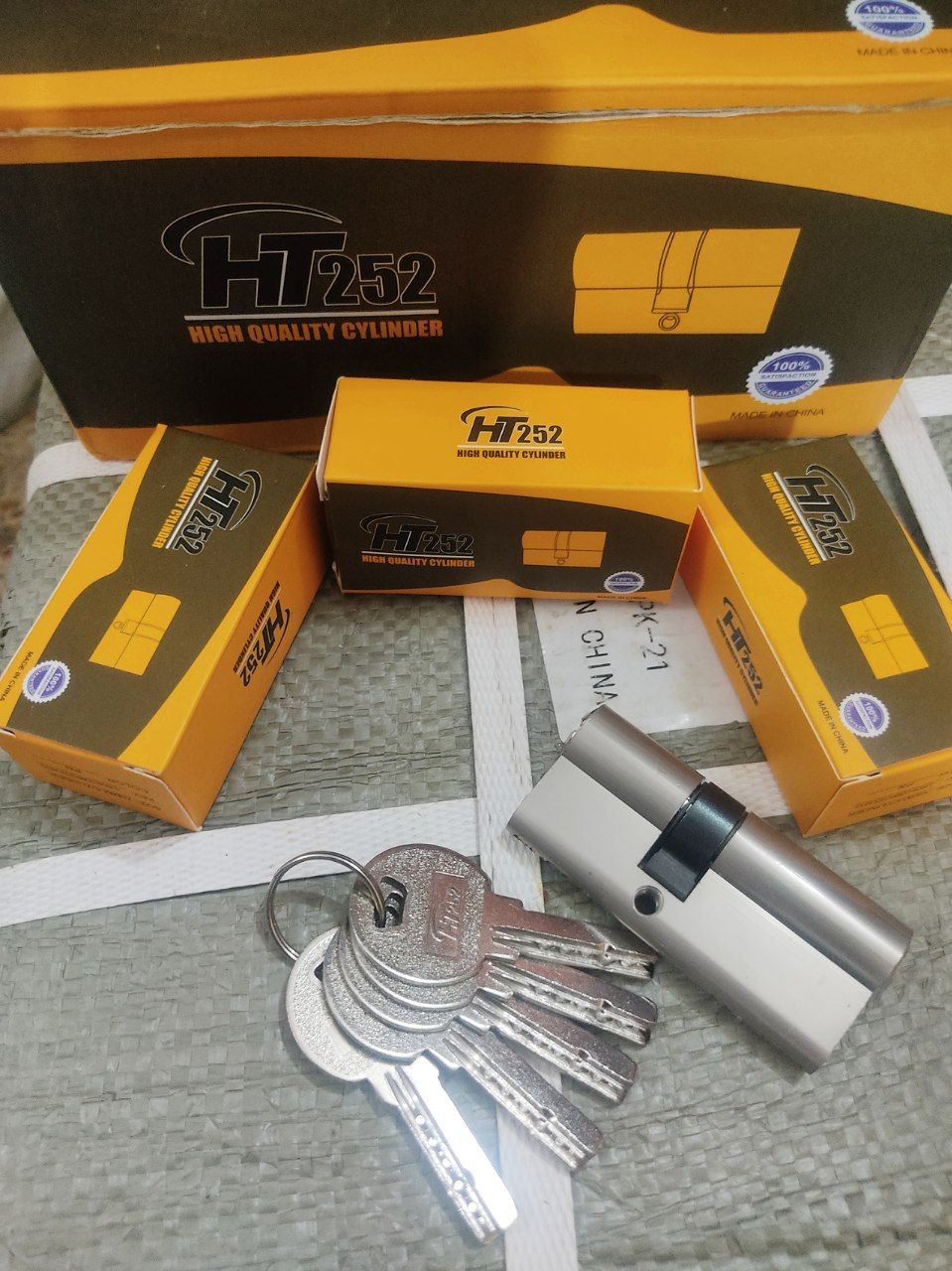 سیلندر 7 HT252 پنج کلید کارتن 180 عددی قیمت عالی آدرس : تهران--خیابان امام خمینی بعد از میدان حسن اب