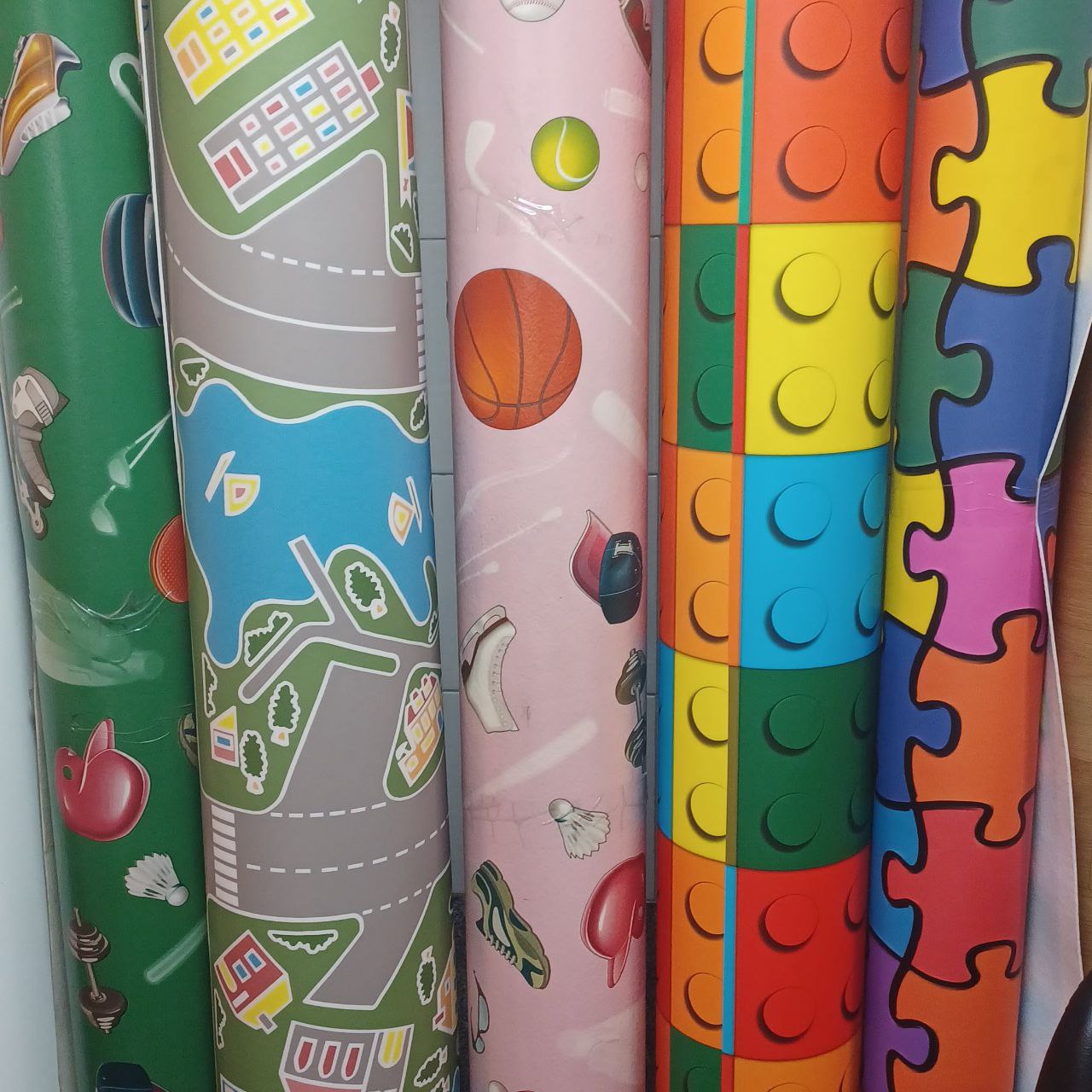 تولید کننده انواع کفپوش و لمینت های مسکونی و تجاری احمدزاده ۰۹۱۲۵۵۸۰۱۷۶