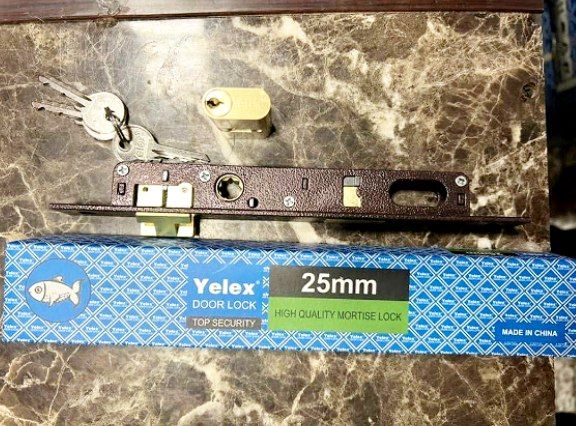  قفل 2/5 یلگس Yelex همراه با سیلندر سیلندر و زبانه برنجی کارتن 60 عددی قیمت عالیییی آدرس : تهران--خی