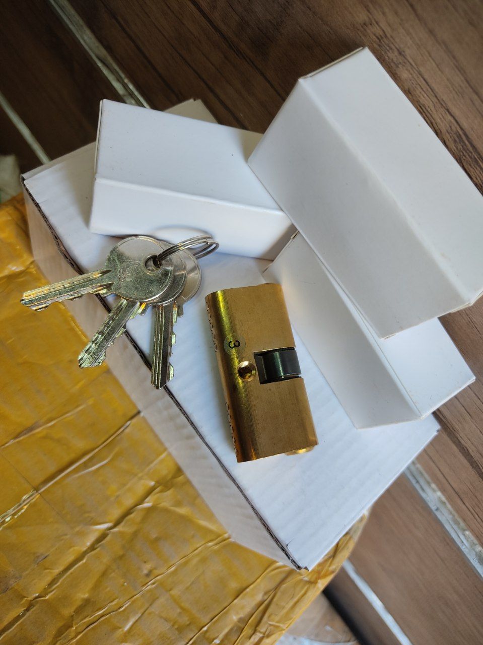  سیلندر 2/5 برنجی قبادی کیفیت عالیییی 🟡 جنس وارداتی کارتن 120 عددی آدرس : تهران--خیابان امام خمینی ب