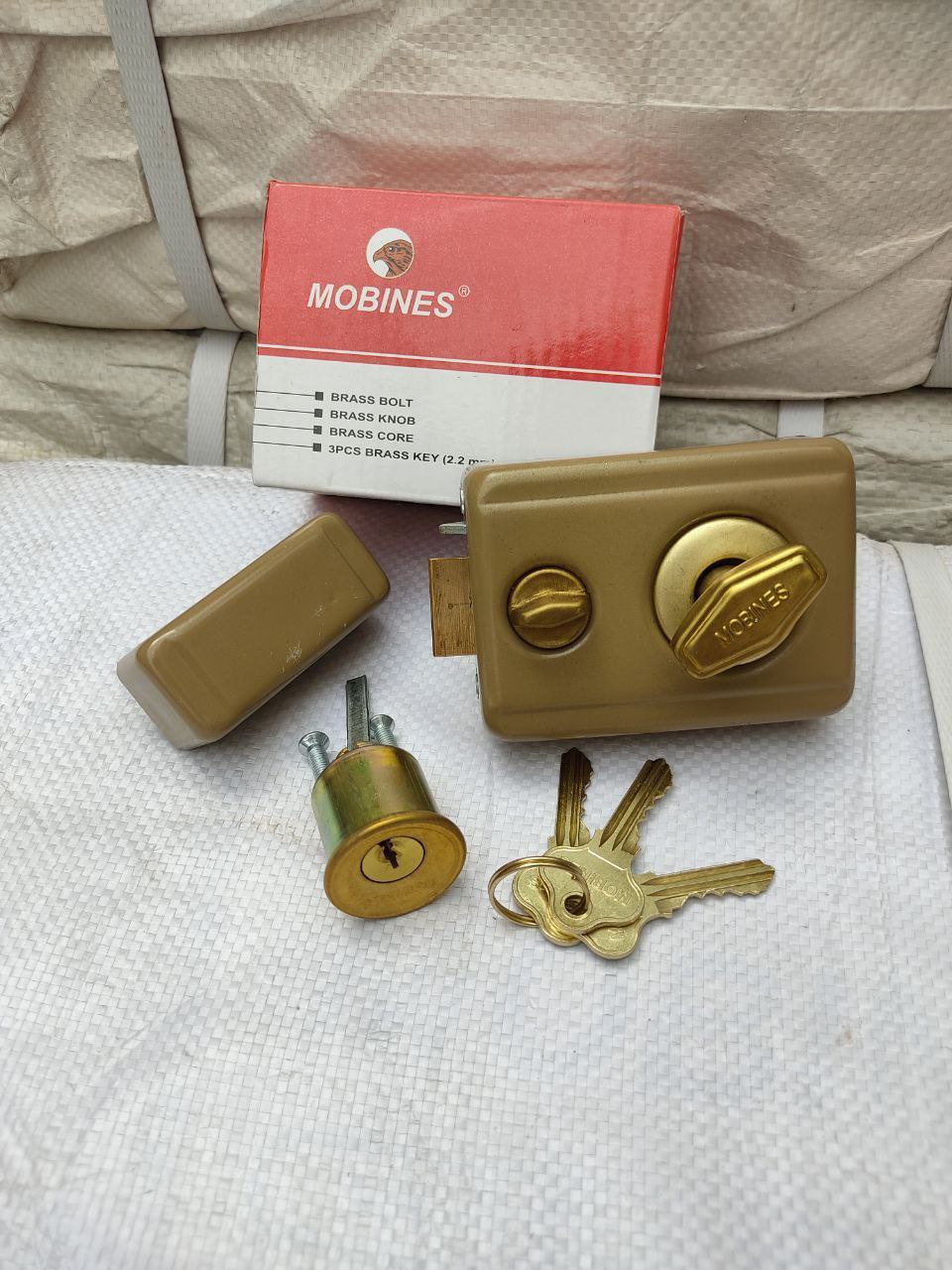  قفل شببند 662 موبینس زبانه و توپی برنجییی 🟡 کیفیت فوق العاده عالییی کارتن 50 عددی آدرس : تهران--خیا