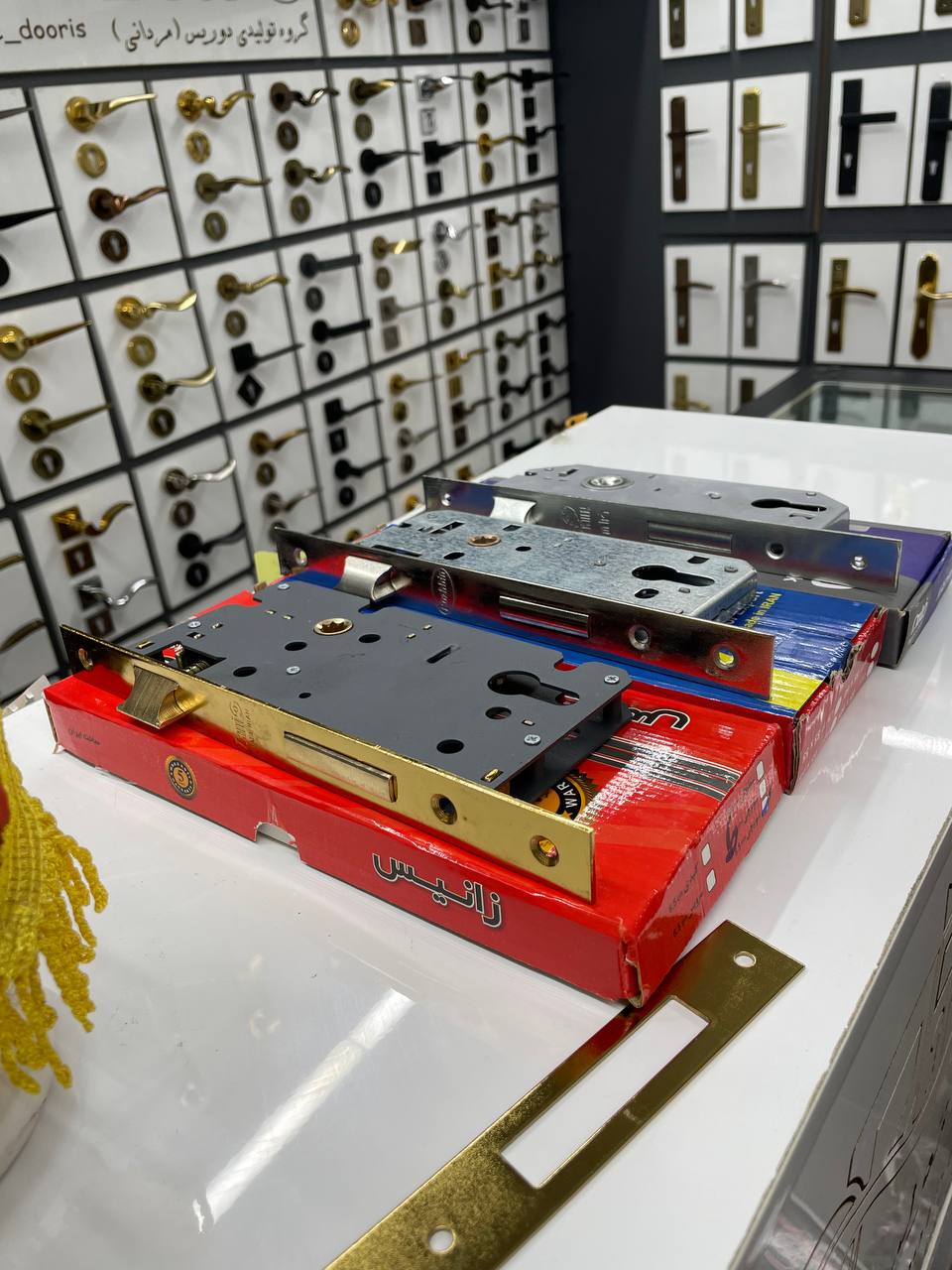 مجموعه کامل از قفل های درب چوبی 