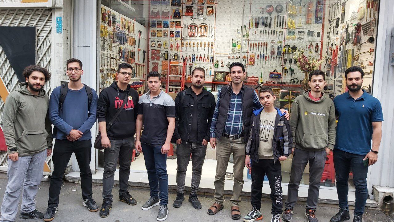 تیمِ جوان  فروشگاه سعیدی  خدمتگذار شما مشتریان عزیز 