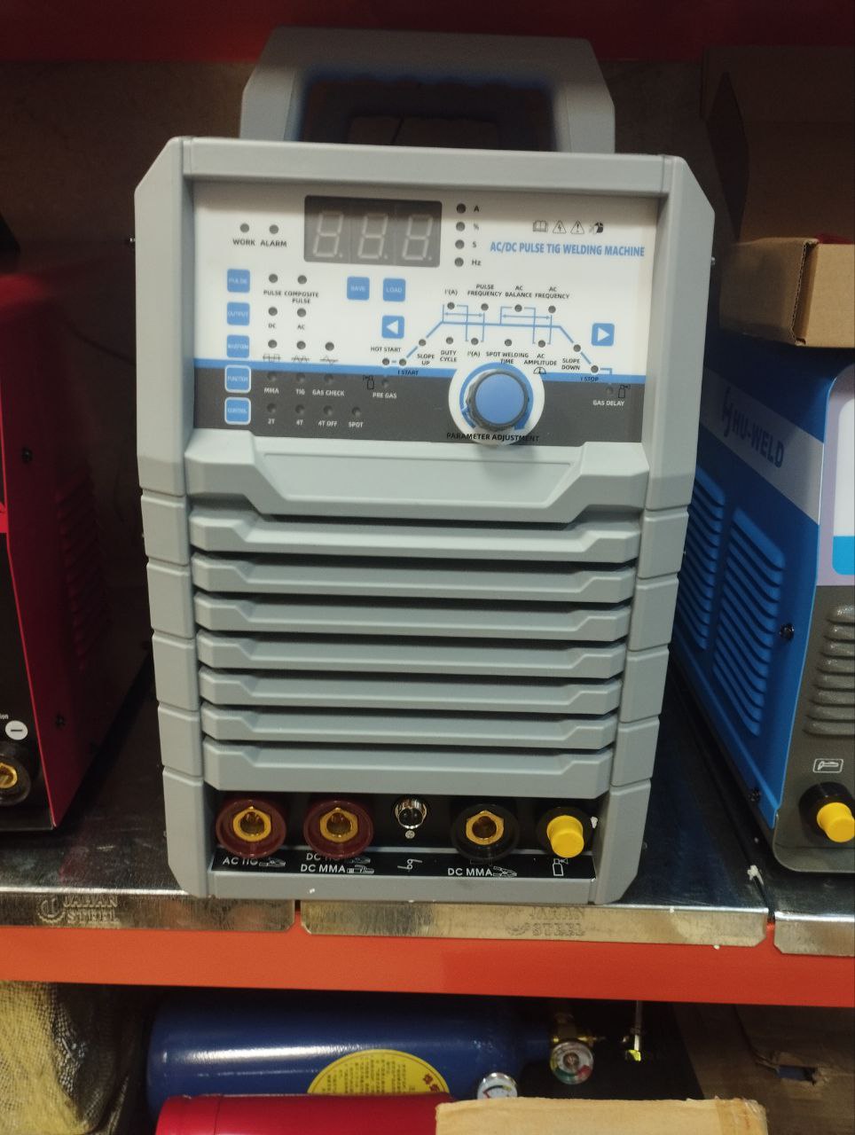 دارای جدید ترین سیستم IGBT از نوع ماژول و فناوری روز دنیا با دقت و کیفیت بالا