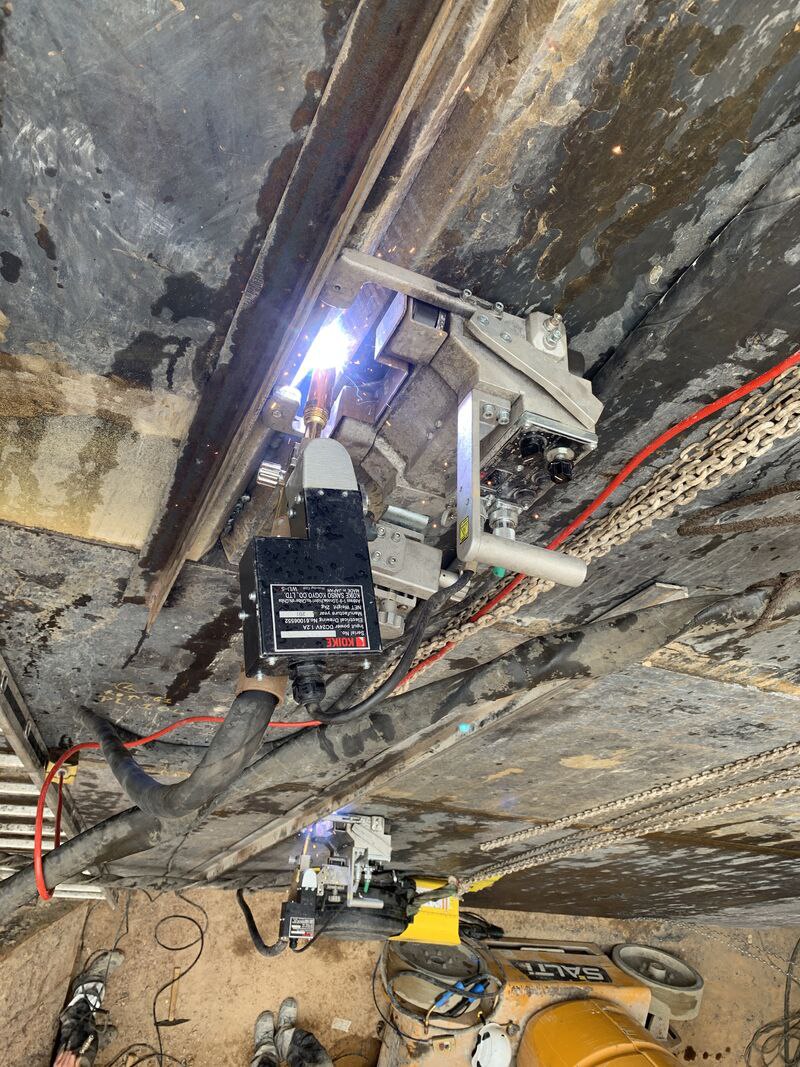 جوش همزمان 2 دستگاه تراکتور جوشکاری اتوماتیک با چرخ های مگنتی از برند . KOIKE ورق فلزی با ضخامت 60-م