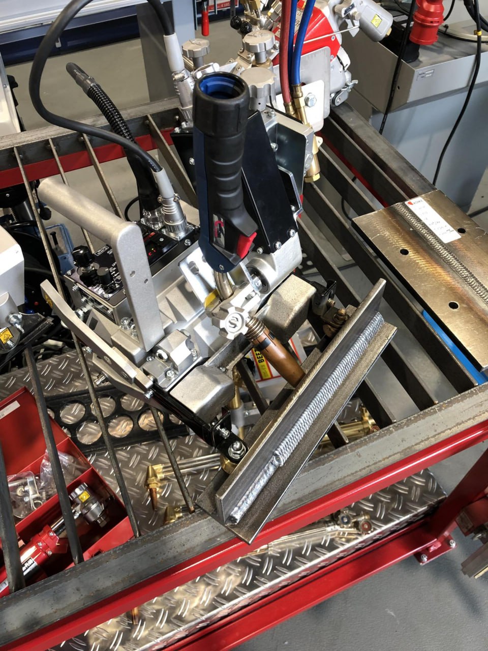 در این عکس دستگاه تراکتور جوشکاری اتوماتیک مگنتی نشان داده شده که مجهز به تورچ با سیستم Weaving یا ب