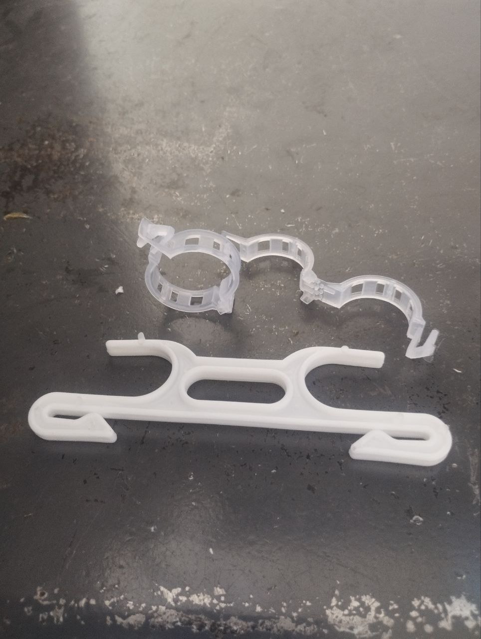 باعرض ادب و احترام خدمت گلخانه داران و فروشگاه‌های محترم لوازم گلخانه قلاب آویز نخ و گیره بوته تهیه 