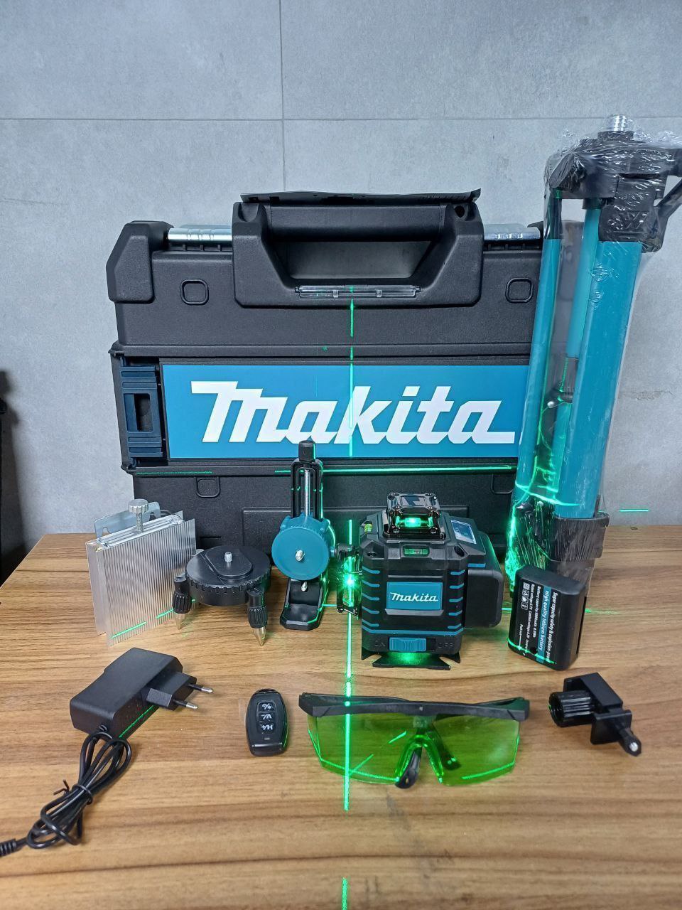 تراز لیزری ۴خط پایه دار ماکیتا