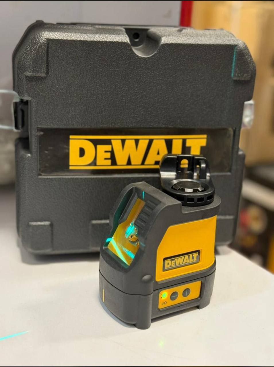 تراز لیزری دوخط نور سبز طرح دیوالت