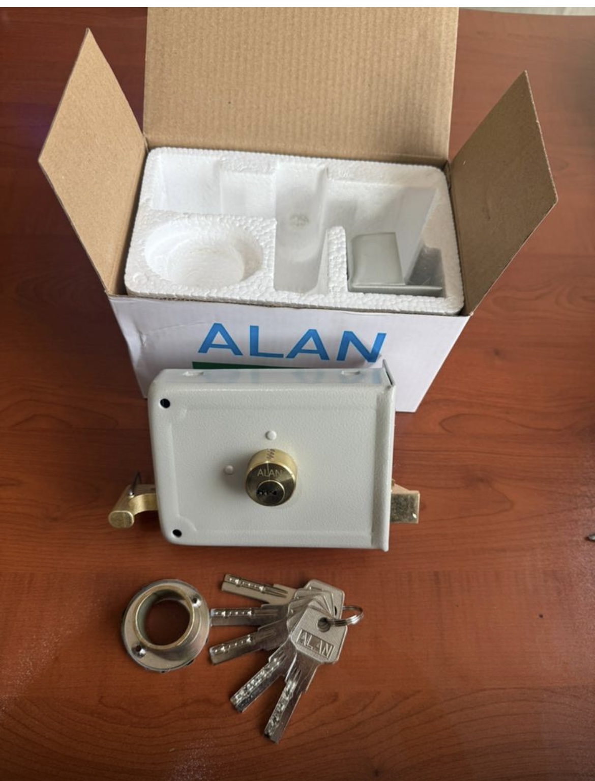 # قفل- ایمنی- حیاطی- درب ورودی # قفل- درب- کلید کامپیوتری # با مقابلی- زبانه و توپی برنجی # جنس وارد