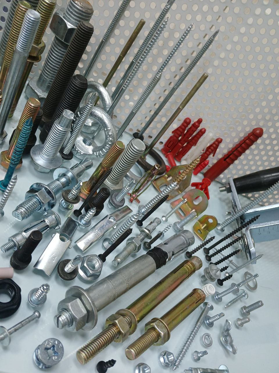 پیچ و ابزار آیرا 