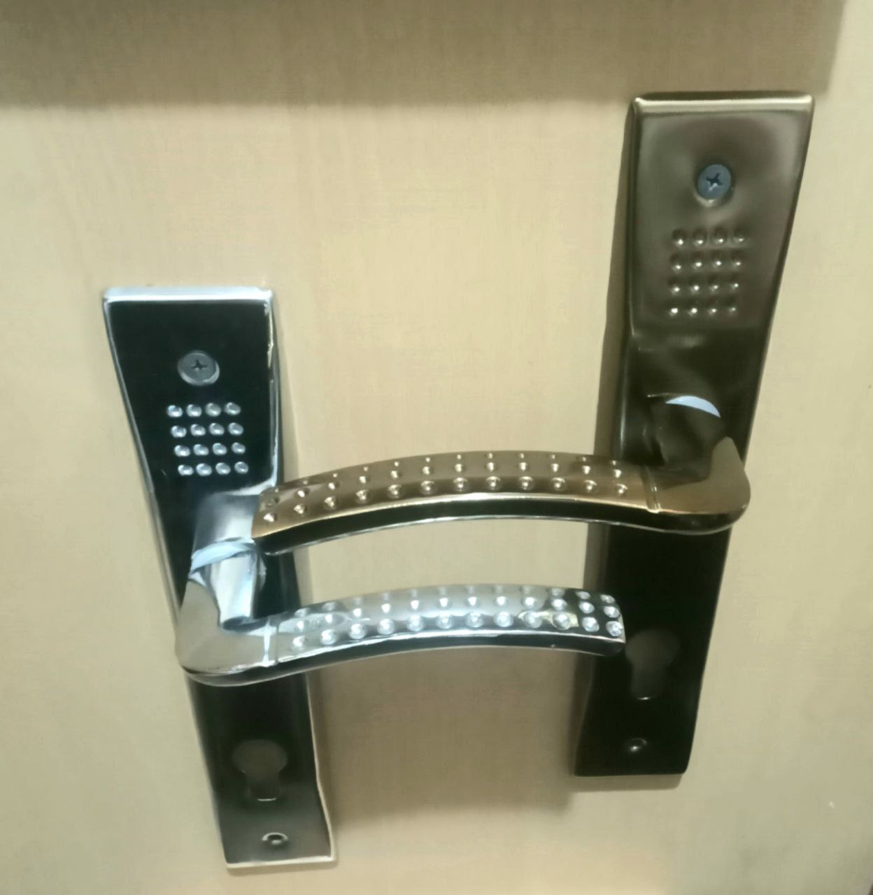 #دستگیره_پلاک_خالدار #دستگیره_درب 🟦🟦 دستگیره پلاک خالدار با کیفیت عالی و آبکاری خوب ورق ضخیم .وزن سن