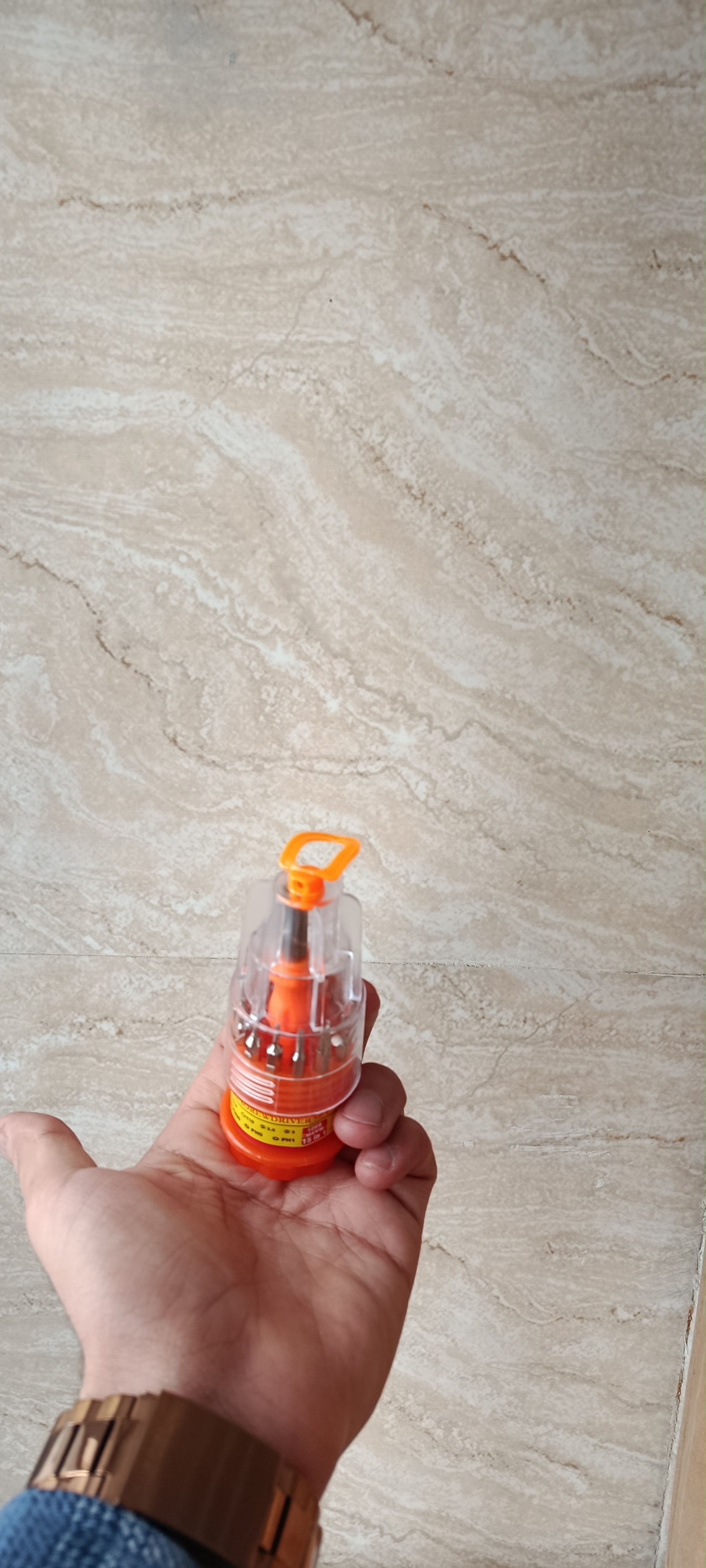  پیچ گوشتی نمکدانی ۱۵ پارچه تعداد در کارتن ۲۴۰ عدد قی‌مت دسته اول : داخل کانال مدیریت:مهدی تمری ارسا