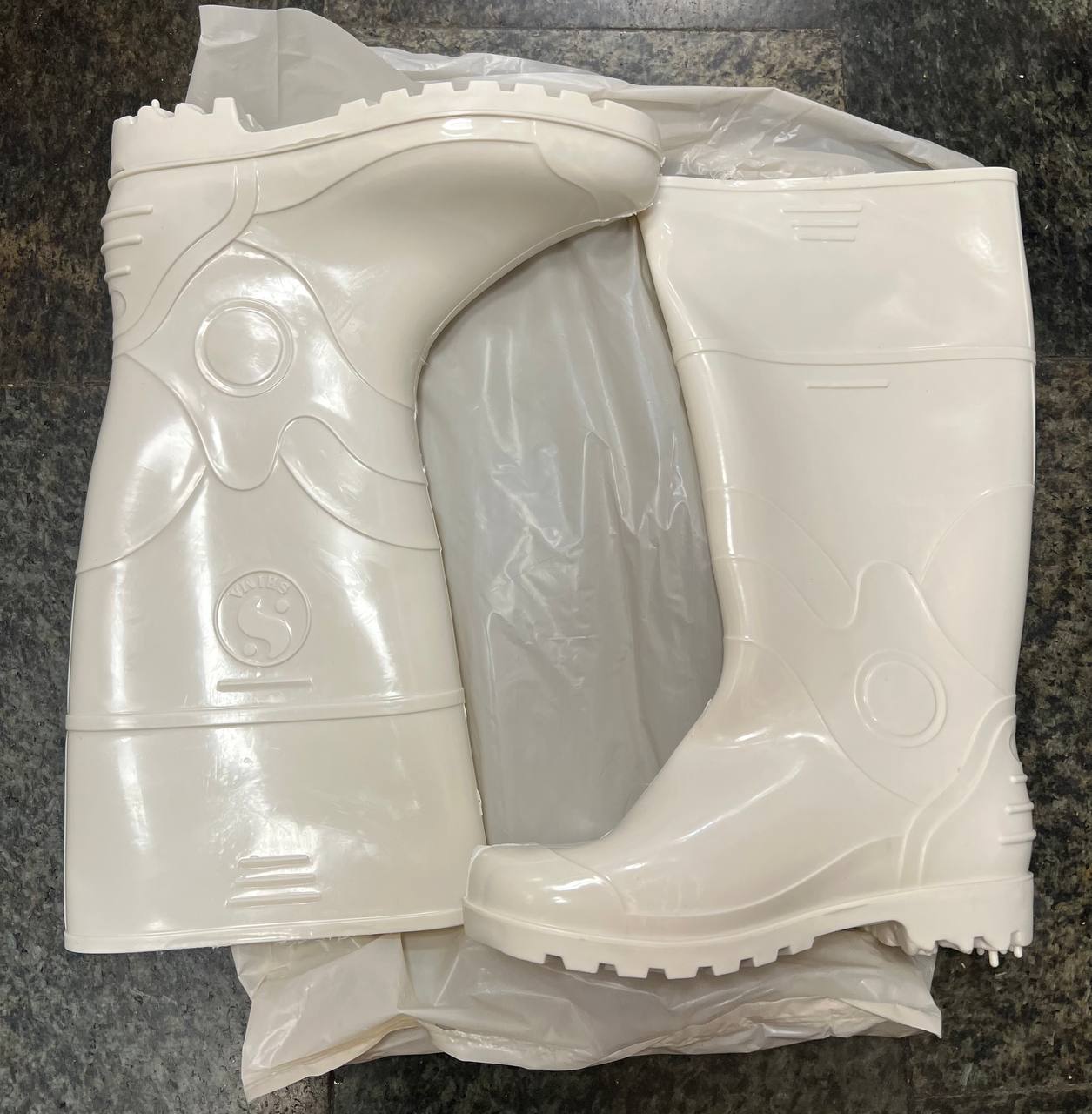 چکمه سفید شیما