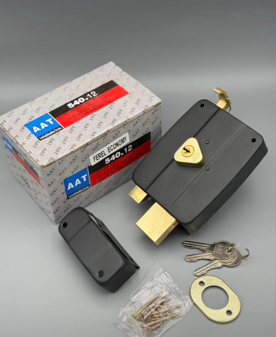  قفل حیاطی طرح کالی AAT مغزی-زبانه-دسته برنج⭐️ سنگین کیفیت درجه۱⭐️ کارتن۲۴عدد⭐️ تعهد ما: موجودی دائم