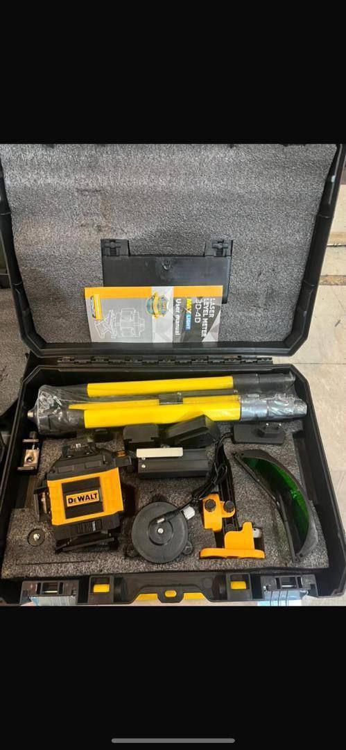 تراز لیزری ۴خط پایه دار دیوالت