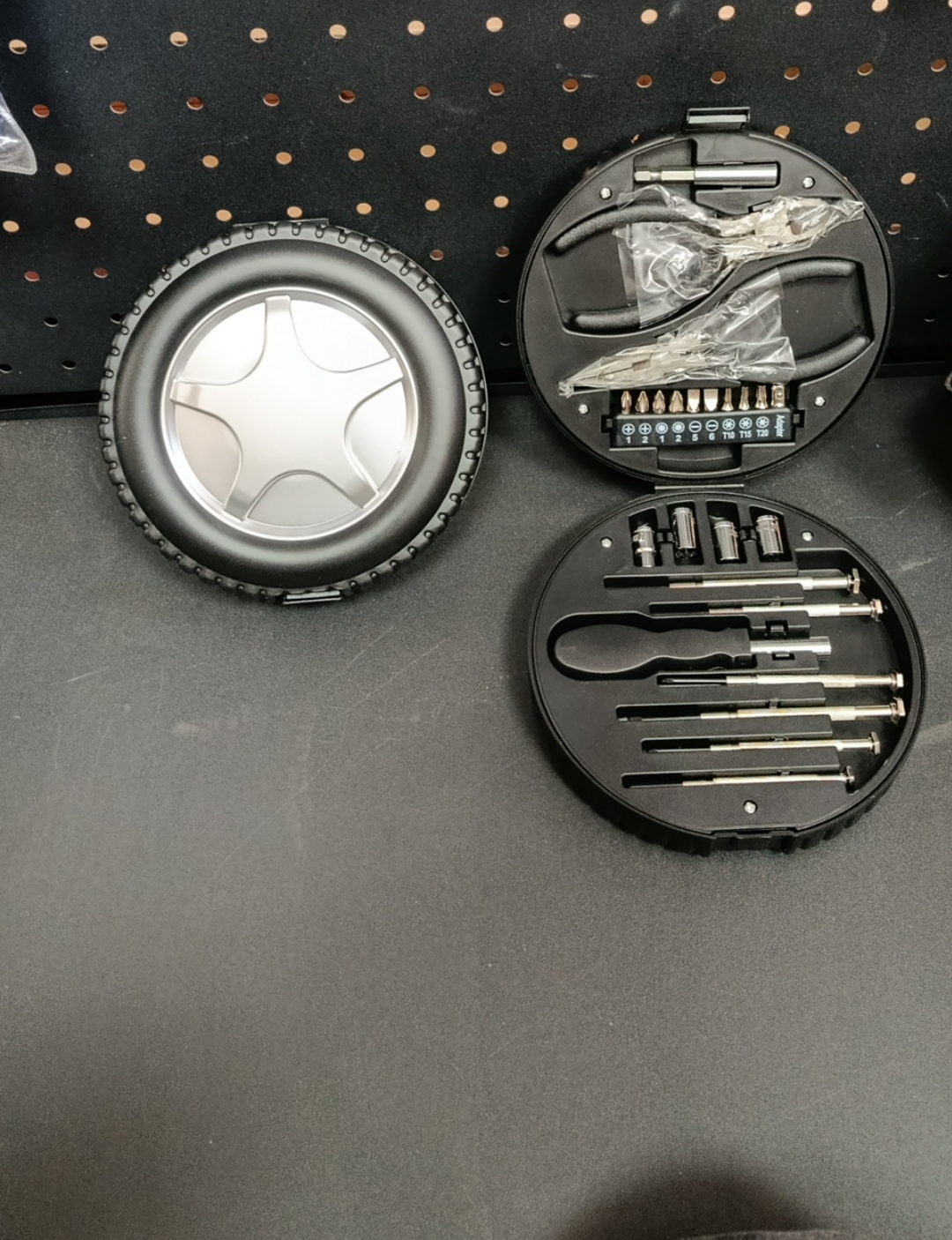 فروش ویژه ست جعبه ابزار کیفیت و قی‌مت عالی ، طرح تایر تعداد در کارتن ۲۴ عدد دارای تخفیف همکار عالی ق