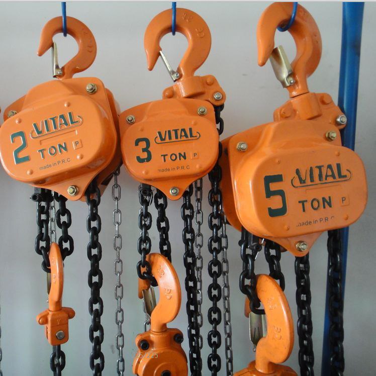 جرثقیل دستی یک سازه کاملا مکانیکی می باشد که با بکار بردن یک نسبت فیزیکی که دو نقطه از چرخدنده ها با