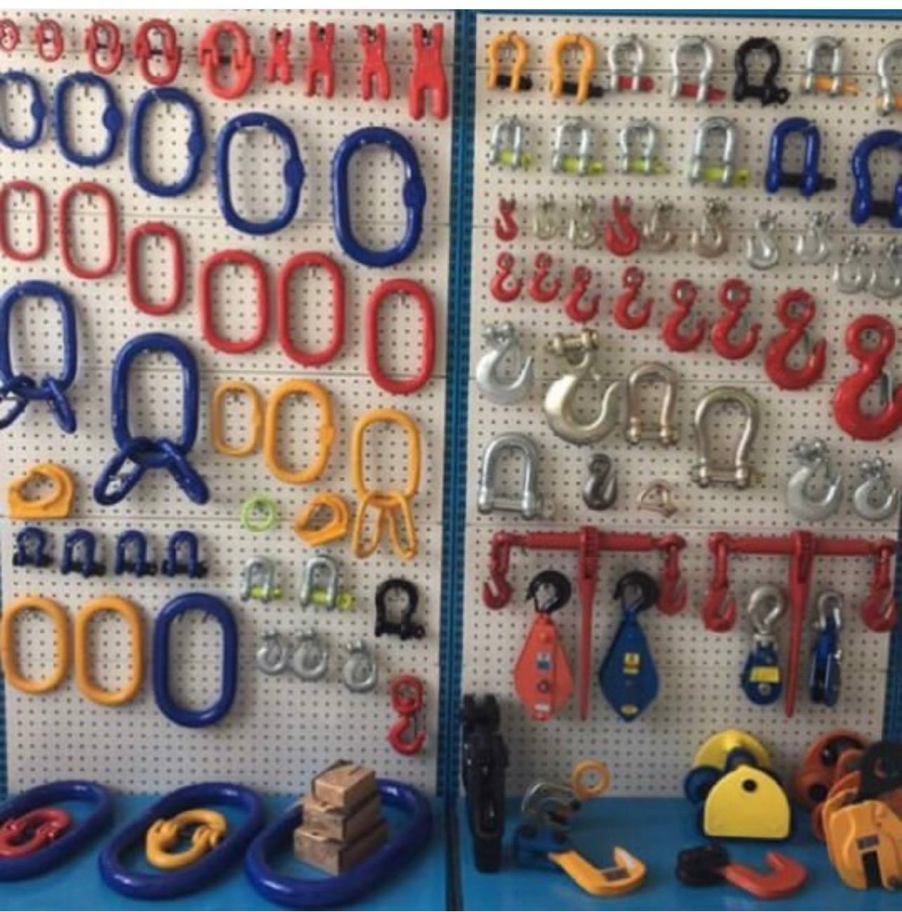 بازرگاني ويتال ابزار وارد كننده و مركز پخش. زنجير. جرثقيل. سيم بكسل وتسمه هاى حمل بار....