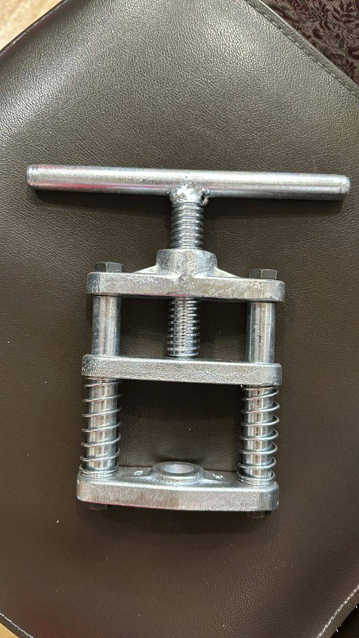 پشت بند مانومتر چدنی