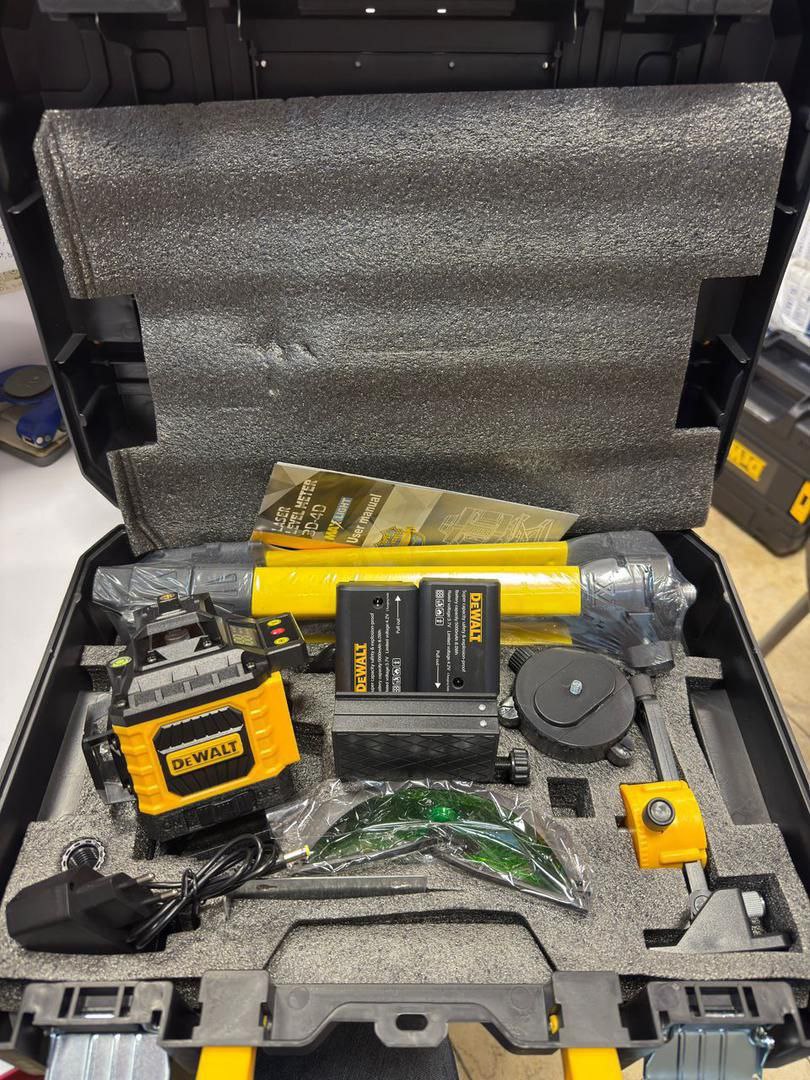 تراز لیزری ۴خط پایه دار دیوالت