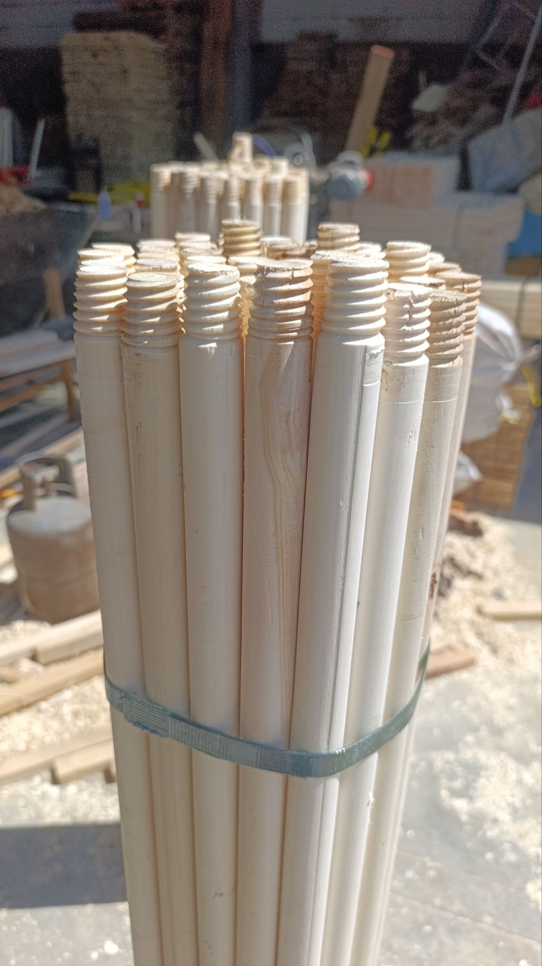 دسته تی و جاروی چوبی 