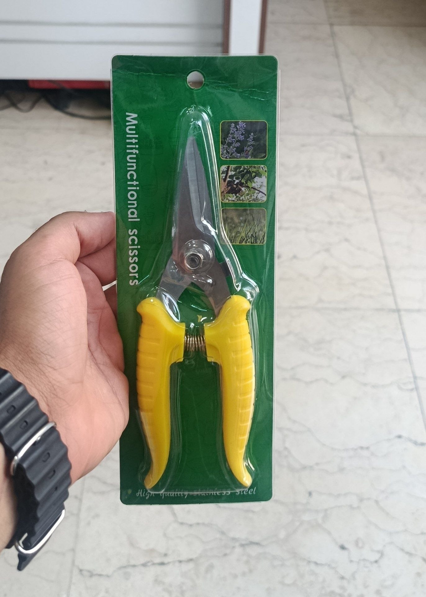 قیچی میوه چین تعداد در کارتن ۷۲ عدد سفارش به دلخواه مدیریت:مهدی تمری ارسال همه روزه بار به باربری ت